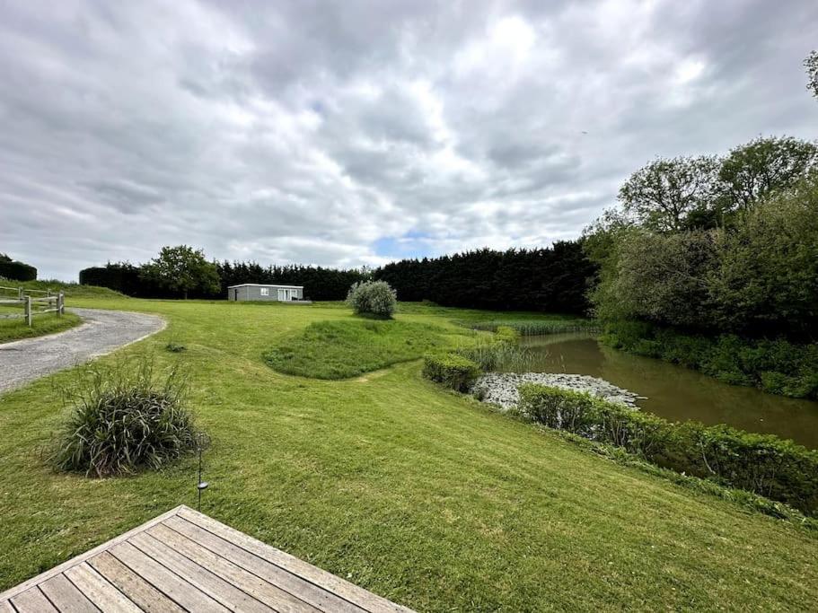Beautiful Cabin With Pond View Steyning Exterior photo